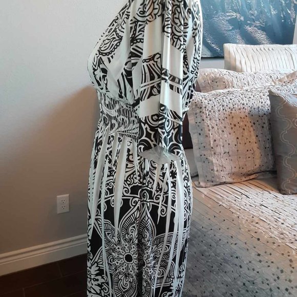 Elegant Black and White Patterned Dress - Picture 3 of 10